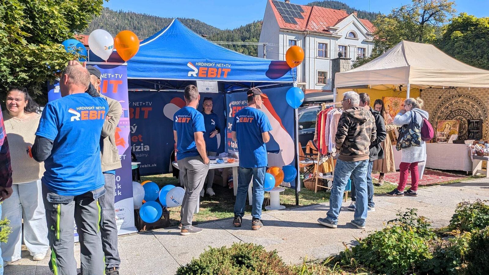 Návštevníci pri stánku Rebit na Michalskom jarmoku v Ľubietovej
